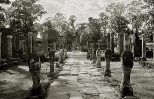Cambodia banteay-srei-entrance